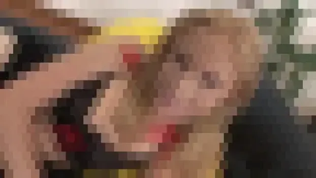 魅惑的なブロンド女のアナルの奥深くまで