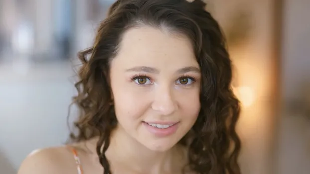 透き通る黒髪白人美女