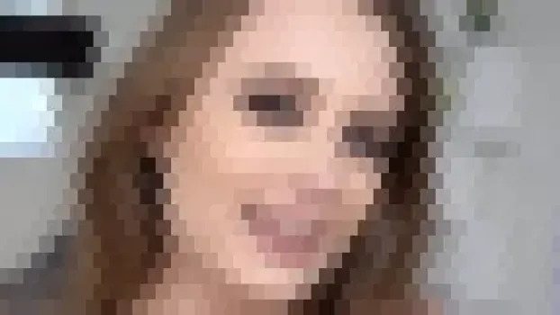 水着の金髪美女を相手にできる男性とは…