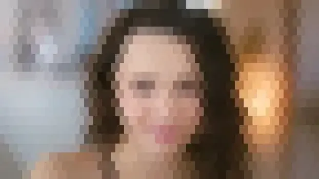 透き通る黒髪白人美女